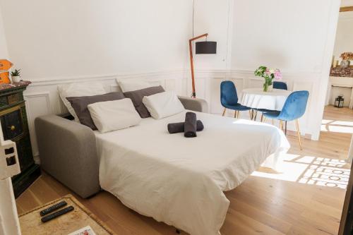 - une chambre avec un lit et une table avec deux chaises dans l'établissement Le Marais cosy-comfy appartment, à Paris