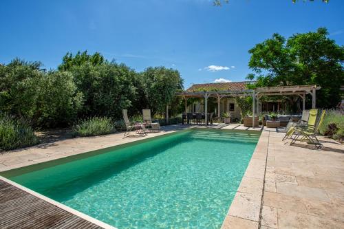 - une piscine dans un jardin avec un kiosque dans l'établissement Villa Marelle- Stunning villa with pool near Pezenas, à Néffiès