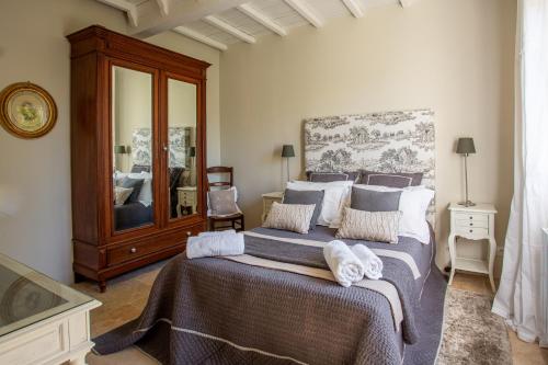 Postel nebo postele na pokoji v ubytování Villa Marelle- Stunning villa with pool near Pezenas