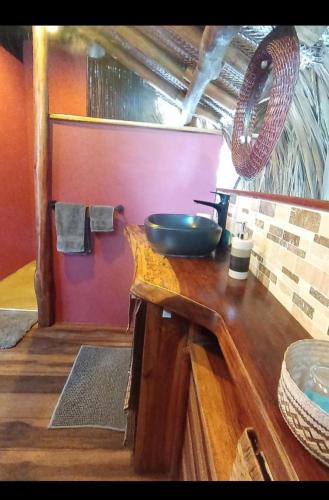 a bowl on a wooden counter in a kitchen at Nueva onda in Palomino