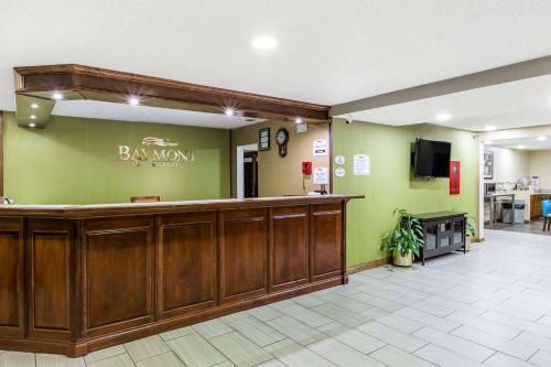 a bar at a bar mom of a waiting room at Baymont by Wyndham Louisville South/Shepherdsville/I 65 in Brooks