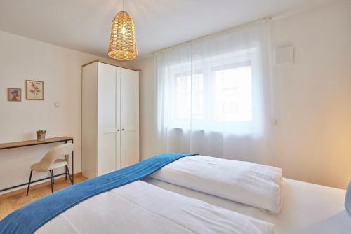 a bedroom with a bed and a desk and a window at Neu!!! Moselbleibe Weingartenhaus in Bernkastel-Kues