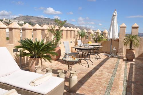 d'une terrasse avec des tables et des chaises et une clôture. dans l'établissement Riad Adarissa, à Fès