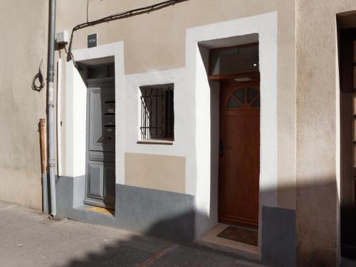 a building with a door and two windows at Urban Jungle PARKING & Netflix Centre historique in Manosque