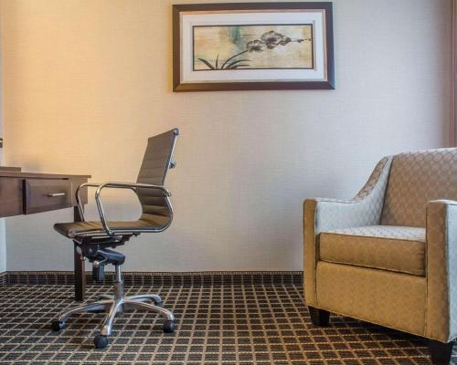 a desk and a chair in a room at Comfort Inn in Guelph