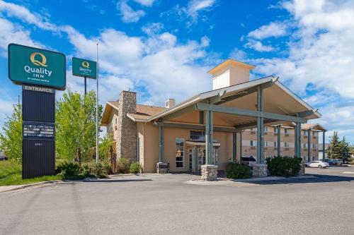 a office building with a sign in front of it at Quality Inn Belgrade - Bozeman Yellowstone Airport in Belgrade