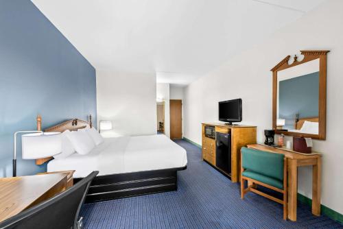 Una cama o camas en una habitación de Clarion Inn Branson