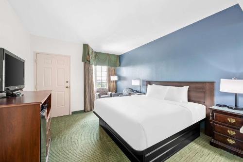 Una cama o camas en una habitación de Clarion Inn Branson