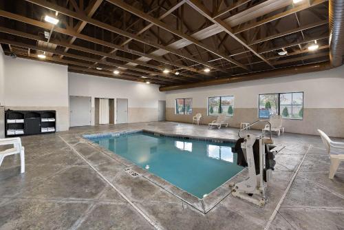 a swimming pool in a room with a pool at Comfort Suites Columbus East Broad in Columbus