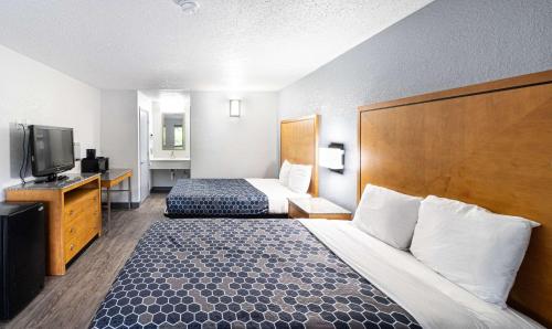 Μια τηλεόραση ή/και κέντρο ψυχαγωγίας στο Rodeway Inn At Fort Lee