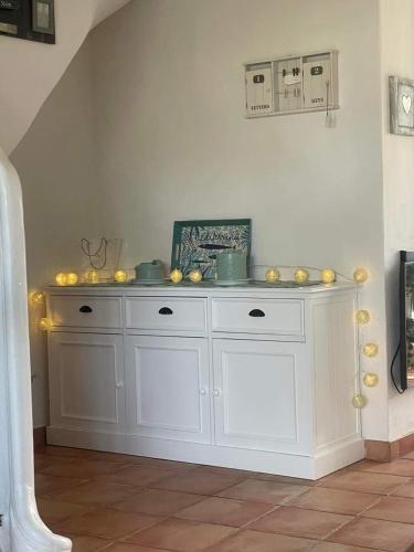 une armoire blanche dans l'angle d'une pièce dans l'établissement Marinabay 5, à Grimaud