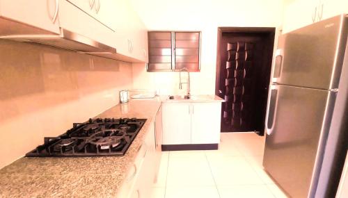 Cucina o angolo cottura di Waterfront Sunset Apartment Nadi
