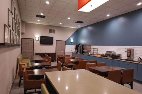 Et tv og/eller underholdning på Country Inn & Suites by Radisson, Sparta, WI