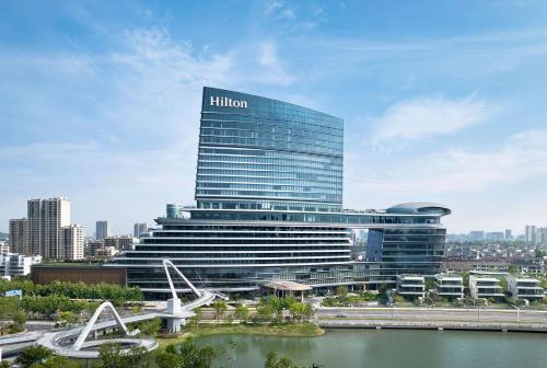 un edificio con una señal de hilton encima en Hilton Changshu, en Changshu