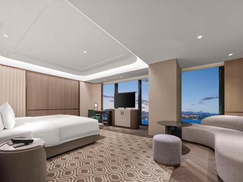 Una televisión o centro de entretenimiento en Hilton Changshu