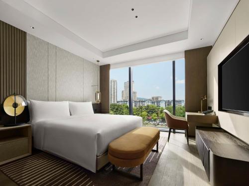 Una televisión o centro de entretenimiento en Hilton Changshu