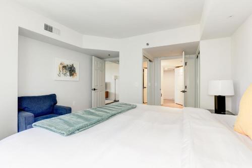 Postel nebo postele na pokoji v ubytování 2BR Luxury Apartment Near DC & Airport