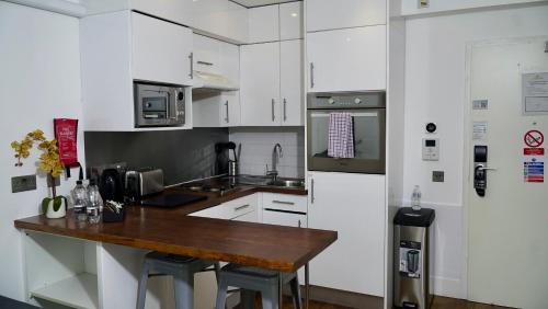 Cucina o angolo cottura di Camden Prime ApartHotel