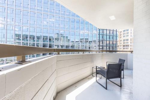Χώρος καθιστικού στο 2BR Urban Oasis DC Access with Lux Comforts