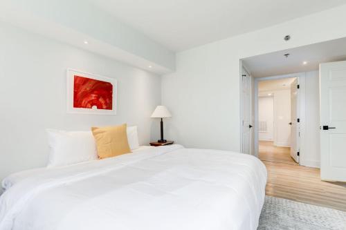 Ένα ή περισσότερα κρεβάτια σε δωμάτιο στο 2BR Urban Oasis DC Access with Lux Comforts