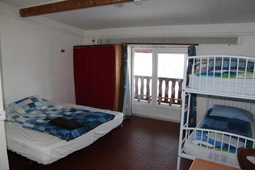 Schlafzimmer mit Etagenbett und Balkon in der Unterkunft Le Pourquoi Pas in Saint-Lary-Soulan