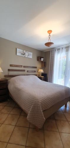 - une chambre avec un grand lit et une couette blanche dans l'établissement Maison familiale avec piscine et boulodrome dans le Luberon, à Caseneuve