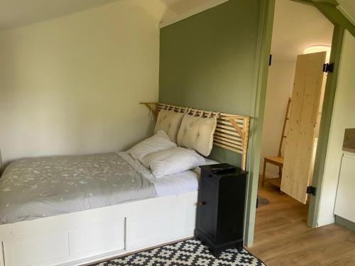 une petite chambre avec un lit dans une pièce dans l'établissement Cottage Bohème - Voyageur Solo - Jardin Partagé, à Perros-Guirec