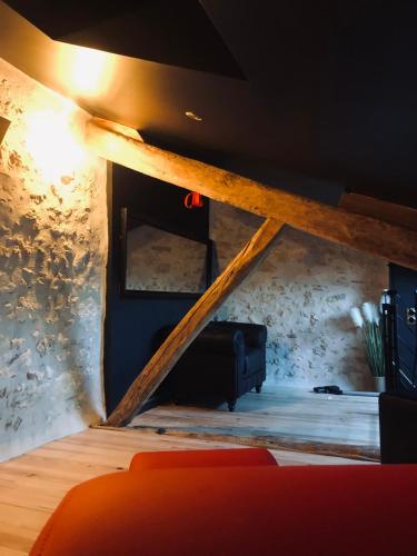 une pièce avec des plafonds hauts et une pièce avec un canapé dans l'établissement L’Aphrodizia love room, à Barbaste