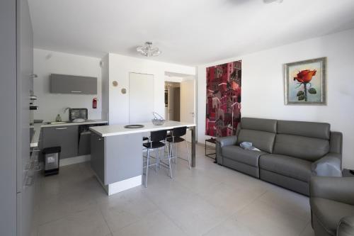 une cuisine et un salon avec un canapé et une table dans l'établissement Barbara's Apartment Carry le Rouet, à Carry-le-Rouet