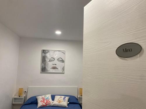 a room with a bed and a wall with a mirror at Al Mare Fuori in Calopezzati