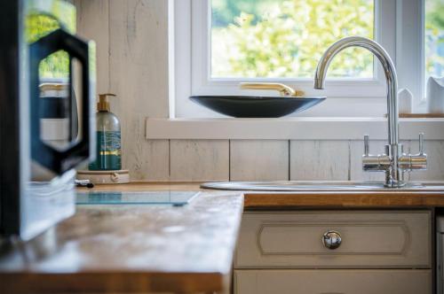 un comptoir de cuisine avec un évier et une fenêtre dans l'établissement Clover Cottage - 2 Bedroom Cottage - Begelly, à Saundersfoot
