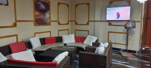 TV a/nebo společenská místnost v ubytování Pecos Place Hotel & Suite