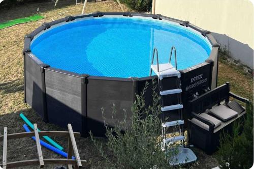 une grande piscine avec des chaises dans l'établissement Charmante Maison Piscine Privée, à Vert-Saint-Denis