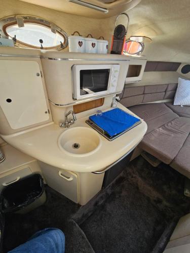 een kleine badkamer met een wastafel in een camper bij Bateau B Canet in Canet-en-Roussillon