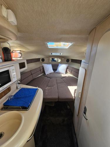 Cette petite chambre dispose d'un lavabo et de toilettes. dans l'établissement Bateau B Canet, à Canet