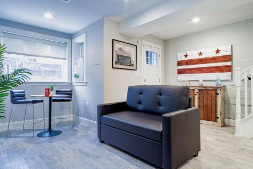 a waiting room with a chair and a table at Central DC Flat Sleeps 3 Convention Center in Washington, D.C.
