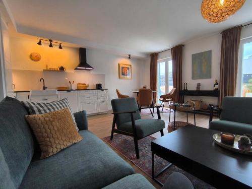 ein Wohnzimmer mit Sofa und Tisch in der Unterkunft Limun House in Zaton