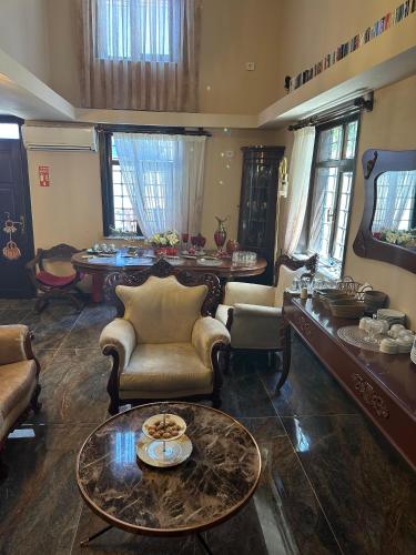 un soggiorno con un divano e un tavolo di Loost Town Inn Hotel a Antalya (Adalia)