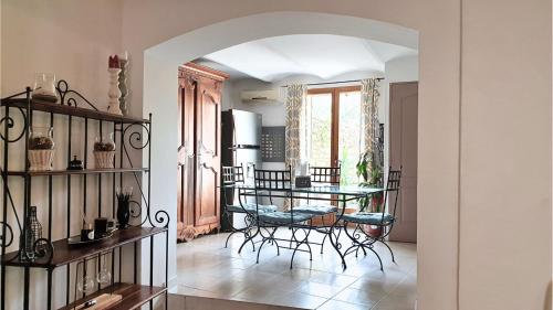 une salle à manger avec une table et des chaises en verre dans l'établissement Maison avec Jacuzzi et terrasse sur les toits, à Brignon