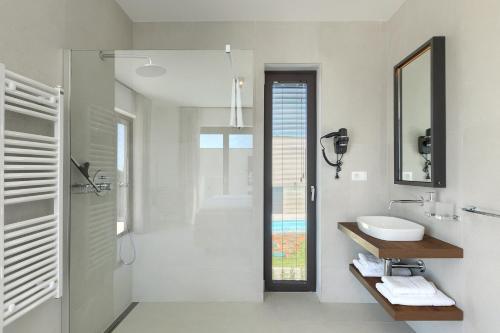 Ένα μπάνιο στο Beautiful Villa Vegt with pool in Labinci