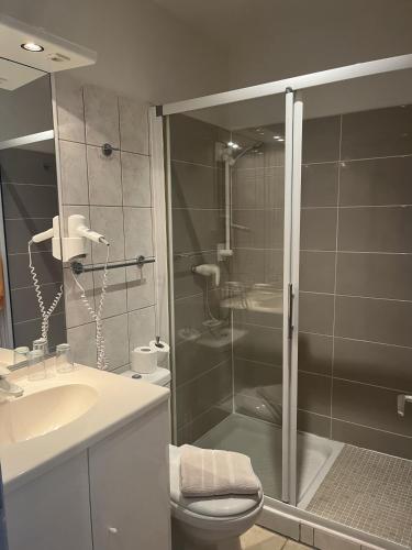 une salle de bain avec une douche, des toilettes et un lavabo dans l'établissement Les Villas Maristella, Villa Goria, à Aregno