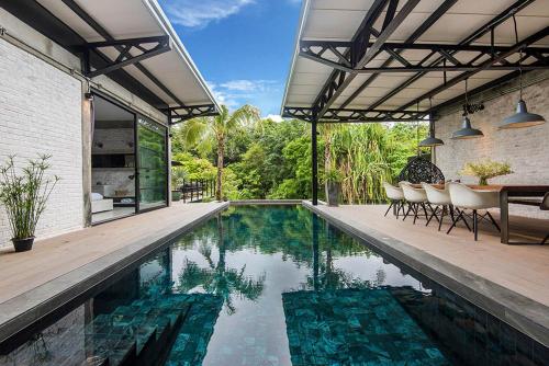 Kolam renang di atau dekat dengan Joana Pool Loft 17
