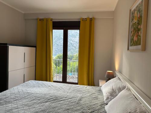 Postel nebo postele na pokoji v ubytování Villa Risan Apartments
