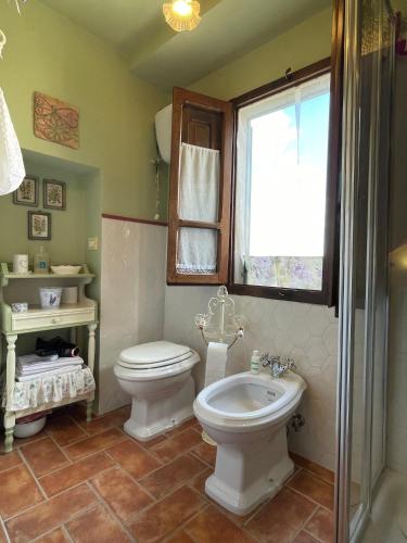 un bagno con un water e un lavandino di La Casetta della Nonna a Caprese Michelangelo