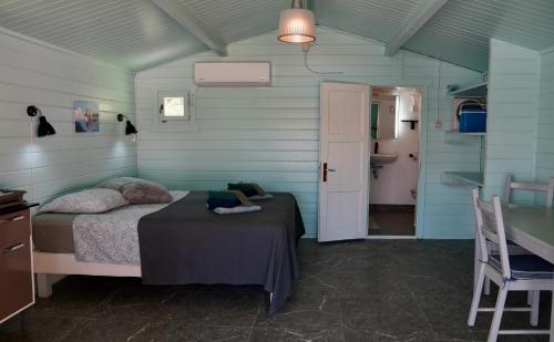 Schlafzimmer mit einem Bett, einem Tisch und einem Waschbecken in der Unterkunft Aquila apartments en studios in Willemstad