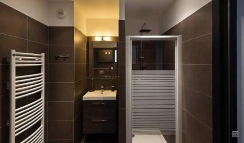 une salle de bain avec toilettes, lavabo et douche dans l'établissement Studio standing Piscine vue mer, à Porto-Vecchio