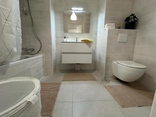 une salle de bain avec toilettes, lavabo et baignoire dans l'établissement Fabron Hills, à Nice