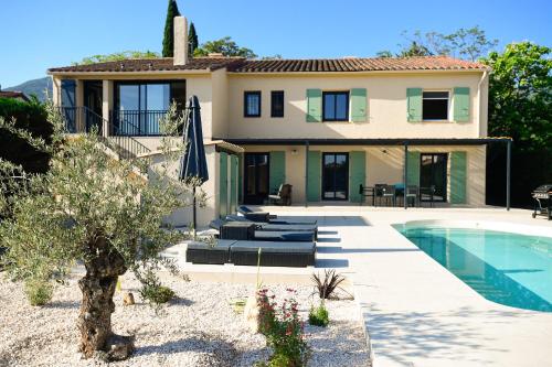 une maison avec une piscine devant une maison dans l'établissement O Cabanon - Superbe Villa rénovée avec piscine privée, à Laroque-des-Albères