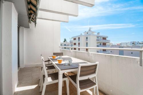 une table et des chaises sur un balcon avec vue dans l'établissement Studio Velasquez - Welkeys, à Cannes