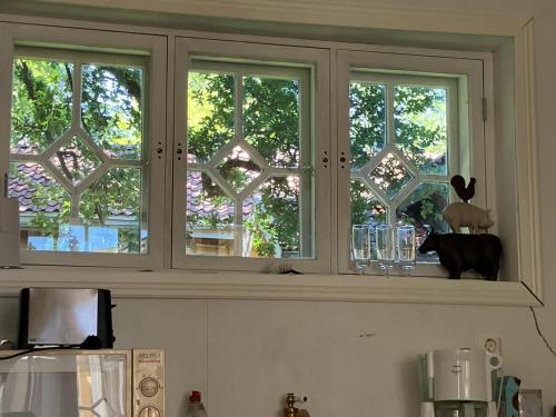 Una ventana con una estatua de un conejo en una repisa. en Villa GABi, en Naantali